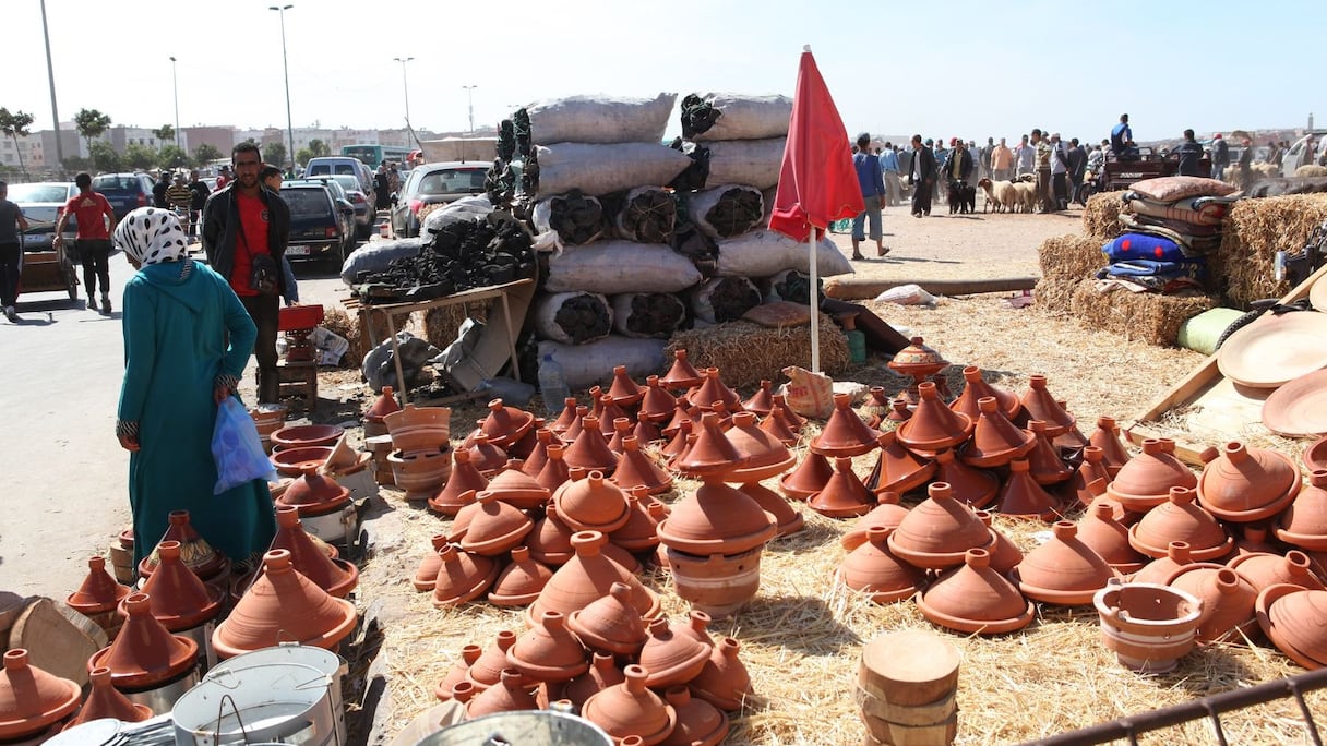 Sans oublier les tajines et le charbon pour les petits plats qui mijoteront sur les braises...
