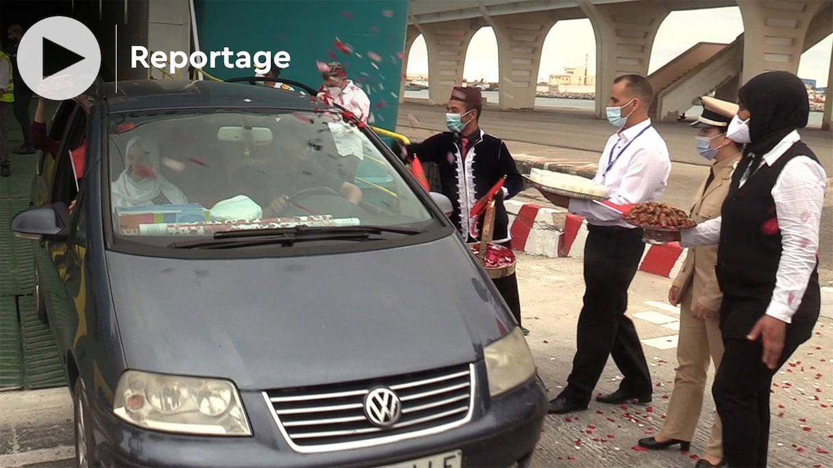 Des Marocains résidant à l’étranger arrivent au port Béni Ansar, à Nador.
