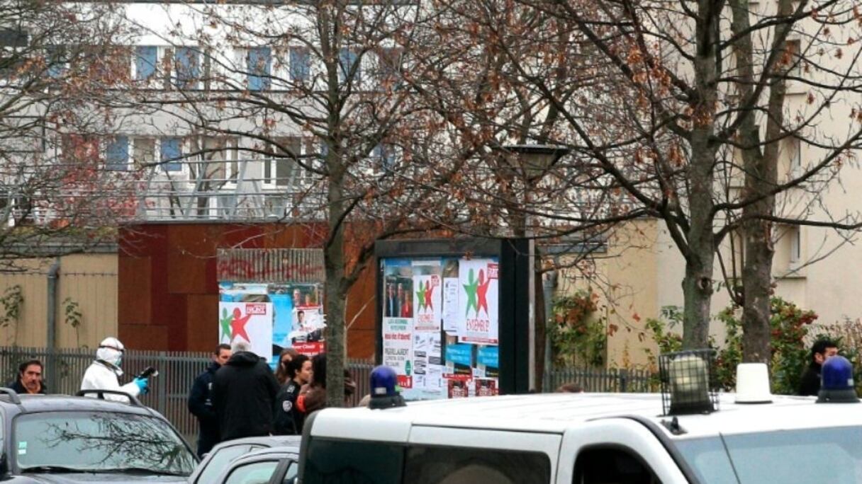 Des policiers devant l'école maternelle Jean-Perrin, le 14 décembre 2015, à Aubervilliers.
