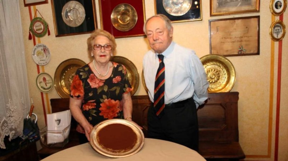 Ado Campeol et sa femme Alba Di Pillo, au restaurant Le Beccherie à Trévise, présentent leur tiramisu.
