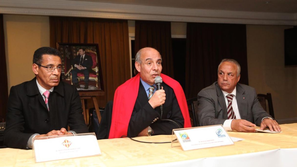 Berguem Mohammed Labi et Abdelatif Koutbi (président des anciens joueurs) sont venus assister à la conférence de presse donnée par Abdelaziz Bougja pour sa réelection à la tête de la CAR.
