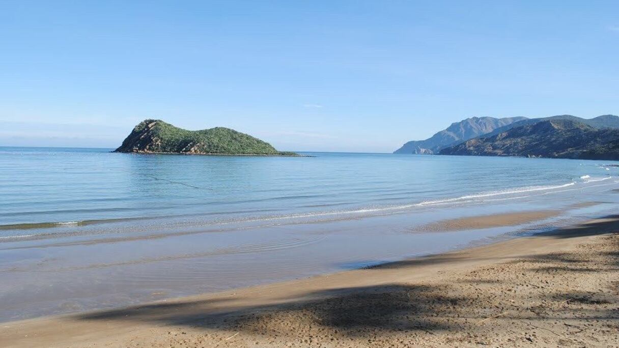 Baie de Cala Iris, province d'Al Hoceima. Al Hoceima avait été classée, en 2015, septième plus belle ville au monde pour la beauté de ses plages, par le très select site de voyages Urban City Guides (ucityguides.com).  
