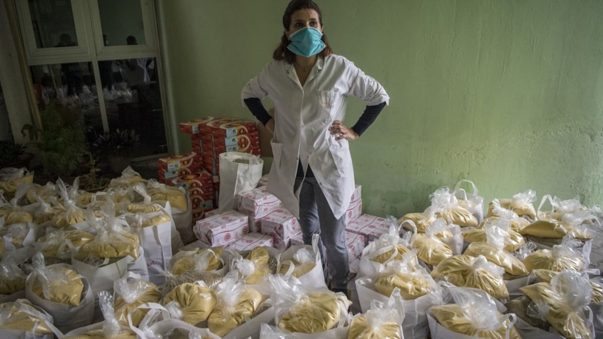 Une volontaire marocaine participant à une opération caritative au profit des nécessiteux en temps de coronavirus, ici à Casablanca.
