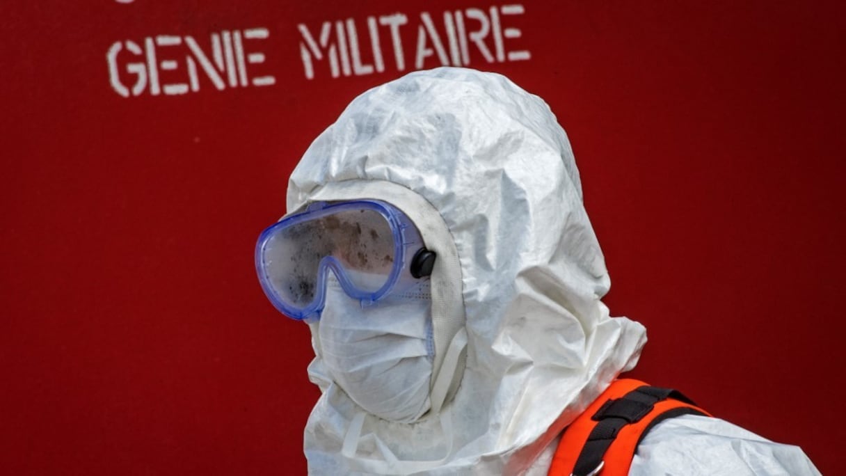 Un membre du staff médical déployé à l'hôpital militaire de campagne à Nouaceur, dans la région de Casablanca.
