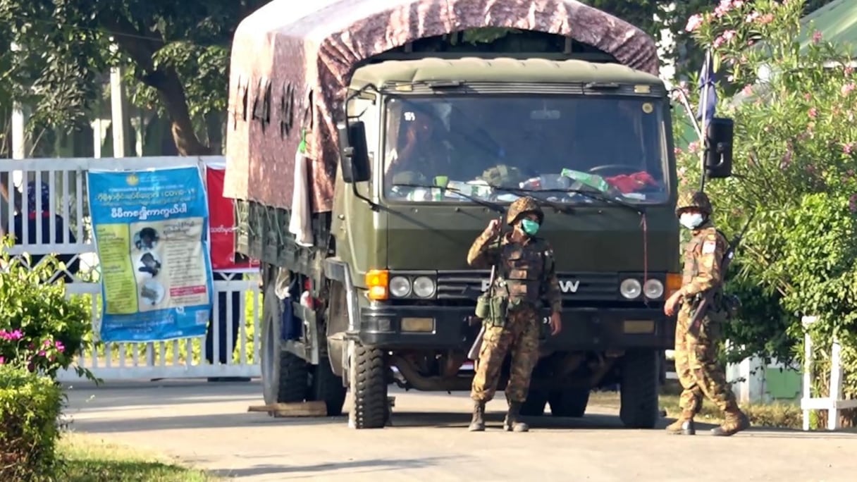 Capture d'écran extraite d'une séquence vidéo, qui montre des soldats à l'entrée d'une maison d'hôtes, où résident des parlementaires, dans la capitale du pays, Naypyidaw, le 2 février 2021. 
