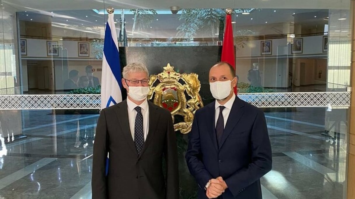 Alon Ushpiz, directeur général du ministère israélien des Affaires étrangères (à gauche), ici avec Mohcine Jazouli, ministre délégué auprès du ministre des Affaires étrangères, en décembre 2020, à Rabat.
