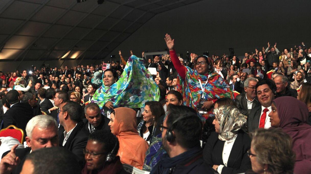 La salle de la plénière est au grand complet.

