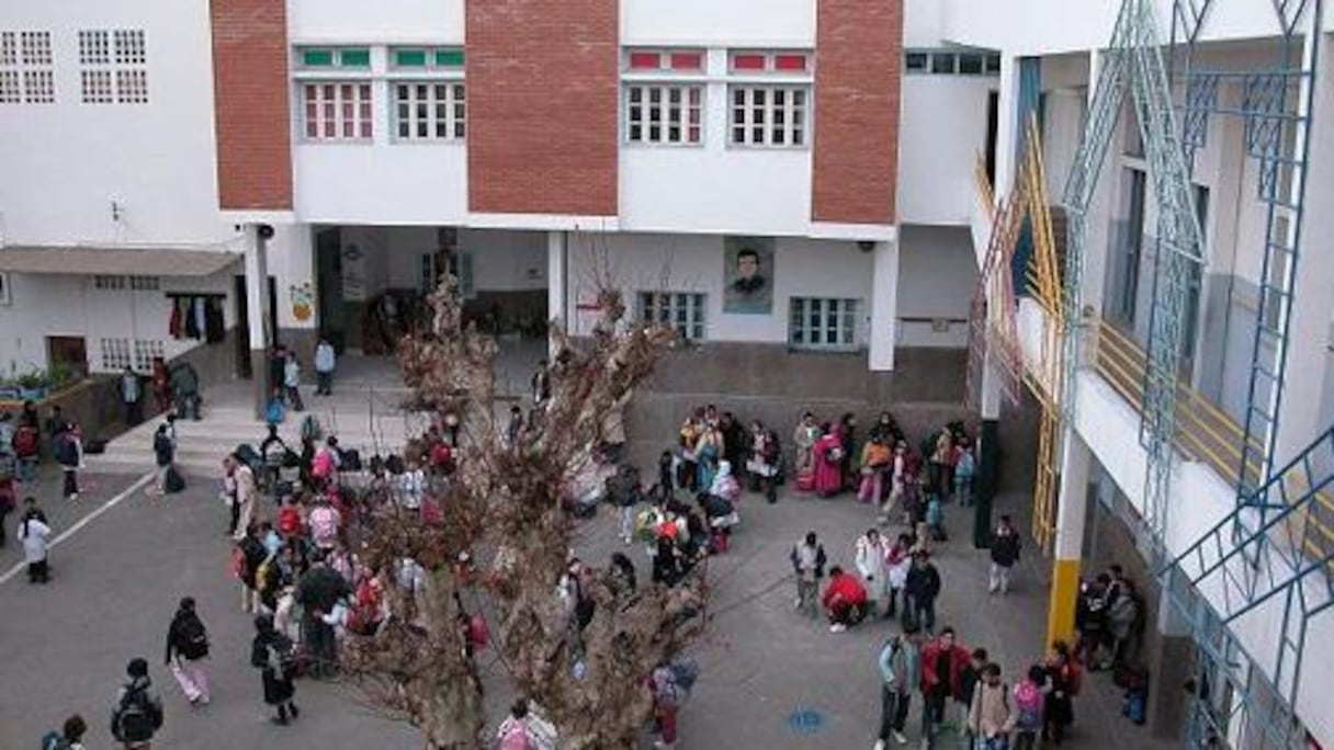 Des élèves dans la cour de récréation d'une école publique, au Maroc. 
