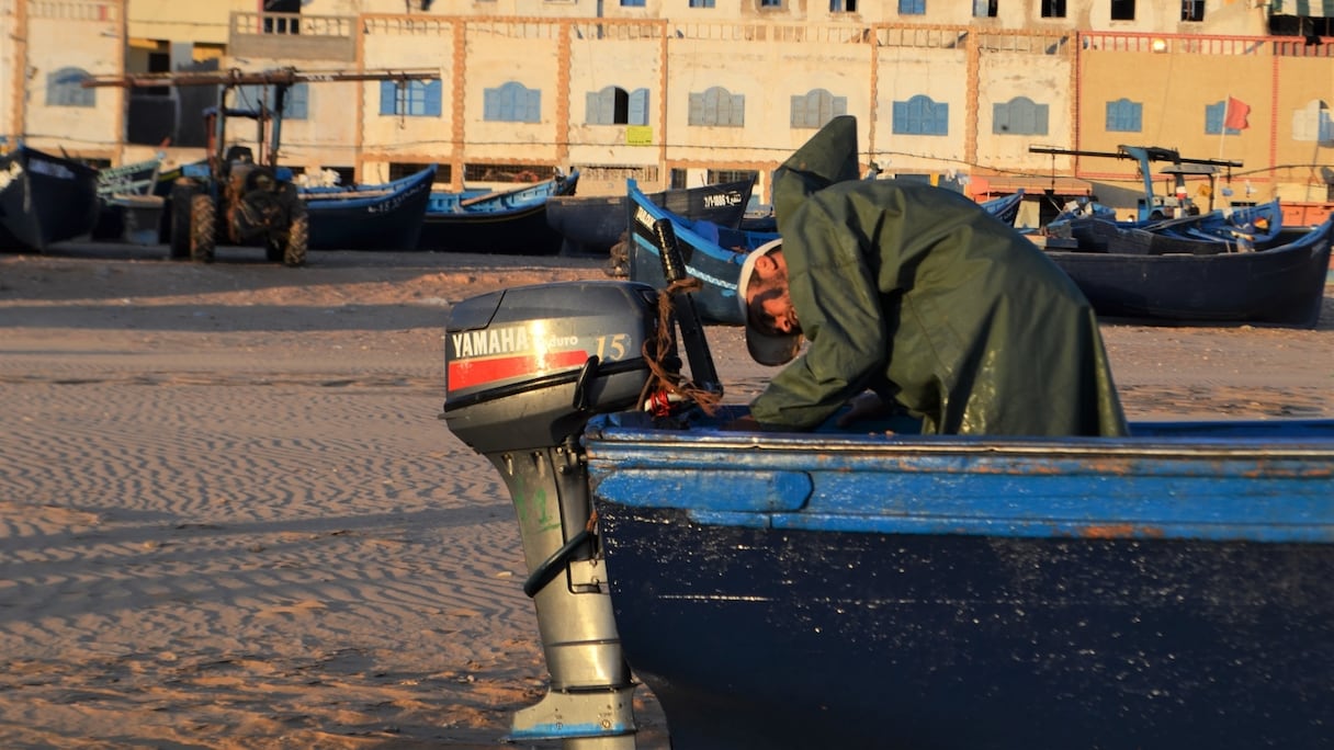 Pêcheurs travaillant sur sa barque
