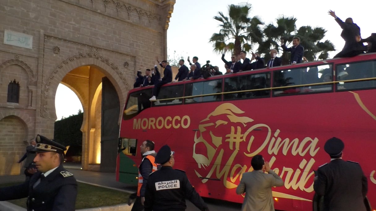 L'équipe nationale revenue du Qatar fait son entrée au Palais royal.
