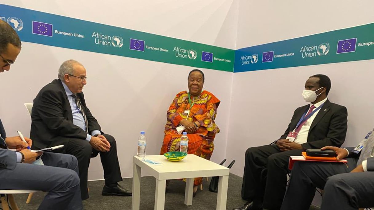 Ramtane Lamamra et son homologue sud-africaine, Naledi Pandor, à Kigali, au Rwanda, le 26 octobre 2021. 
