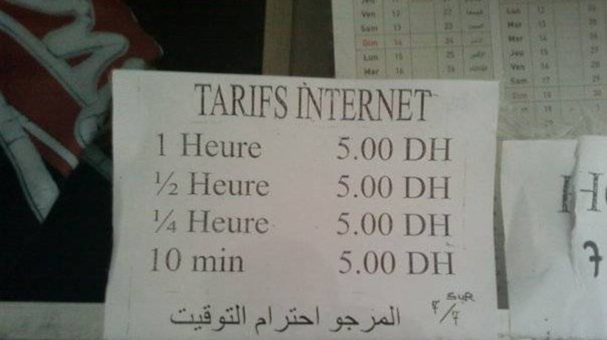 Un cyber café pas comme les autres. Peu importe le temps que vous y passez, le tarif reste le même : 5 dhs, que vous y restiez 10 minutes ou une heure. Mais il est tout de même précisé, sur l'affiche : "Prière de respecter le temps imparti". Donc, un conseil : optez pour le maximum!
