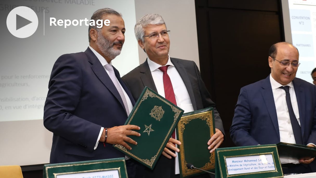 De g à d: Tariq Sijilmassi, président du directoire du groupe CAM, Mohamed Sadiki, ministre de l'Agriculture et Hassan Boubrik, directeur général de la CNSS, lors de la signature de conventions de partenariat au profit des agriculteurs, mercredi 25 mai 2022.
