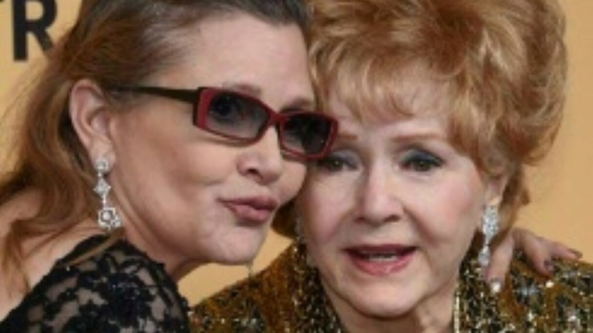 Debbie Reynolds (D) et sa fille Carrie Fisher le 24 janvier 2015 à Los Angeles.