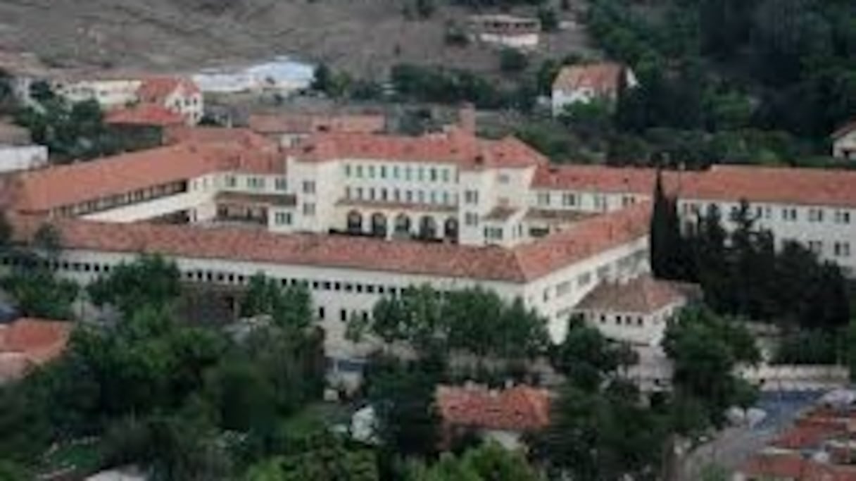 Les professeurs du lycée berbère d'Azrou (Moyen Atlas), renommé lycée Tarik Ibn Zayad en 1957, à l'indépendance du pays, ont formé dès les débuts du protectorat des générations de Marocains, en leur dispensant un enseignement d'élite. 
