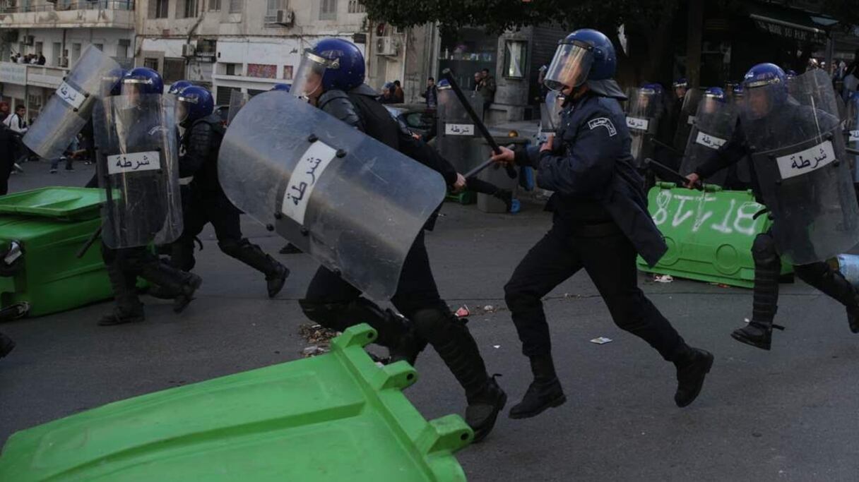 Amnesty déplore la violence excessive contre les manifestants en Algérie.
