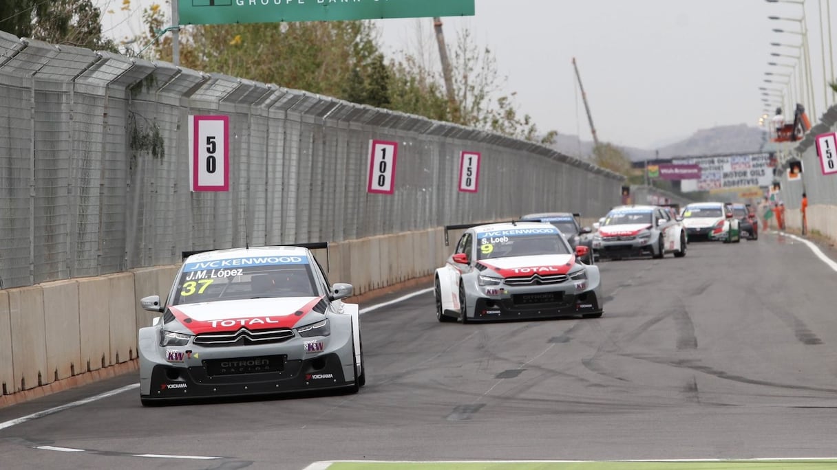 Devant, ça attaque fort à l'image de Sébastien Loeb en plein travers au dernier virage avant la ligne droite des stands.
