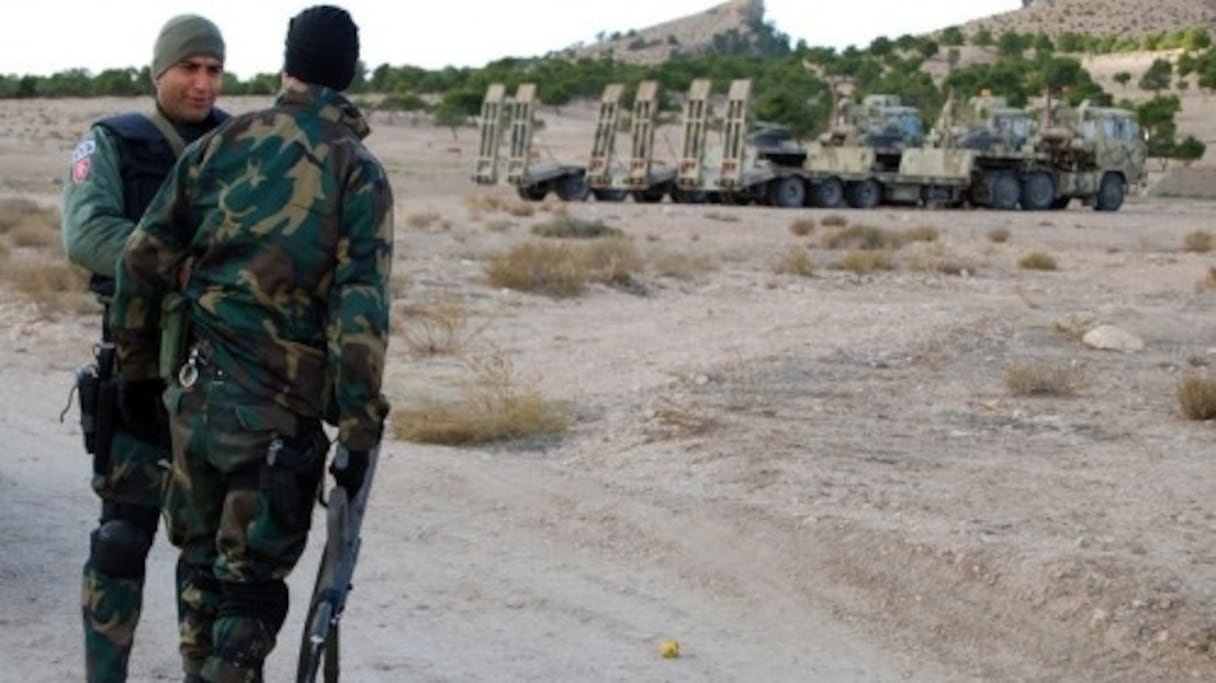 Ls forces militaires tunisiennes auraient tiré après le refus du véhicule d'obtempérer à l'ordre de s'arrêter.
