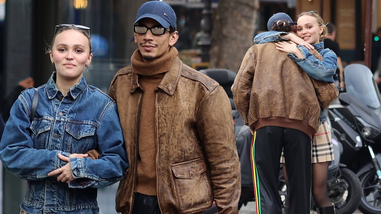 Lily-Rose Depp et Yassine Stein, en balade dans les rues de Paris.
