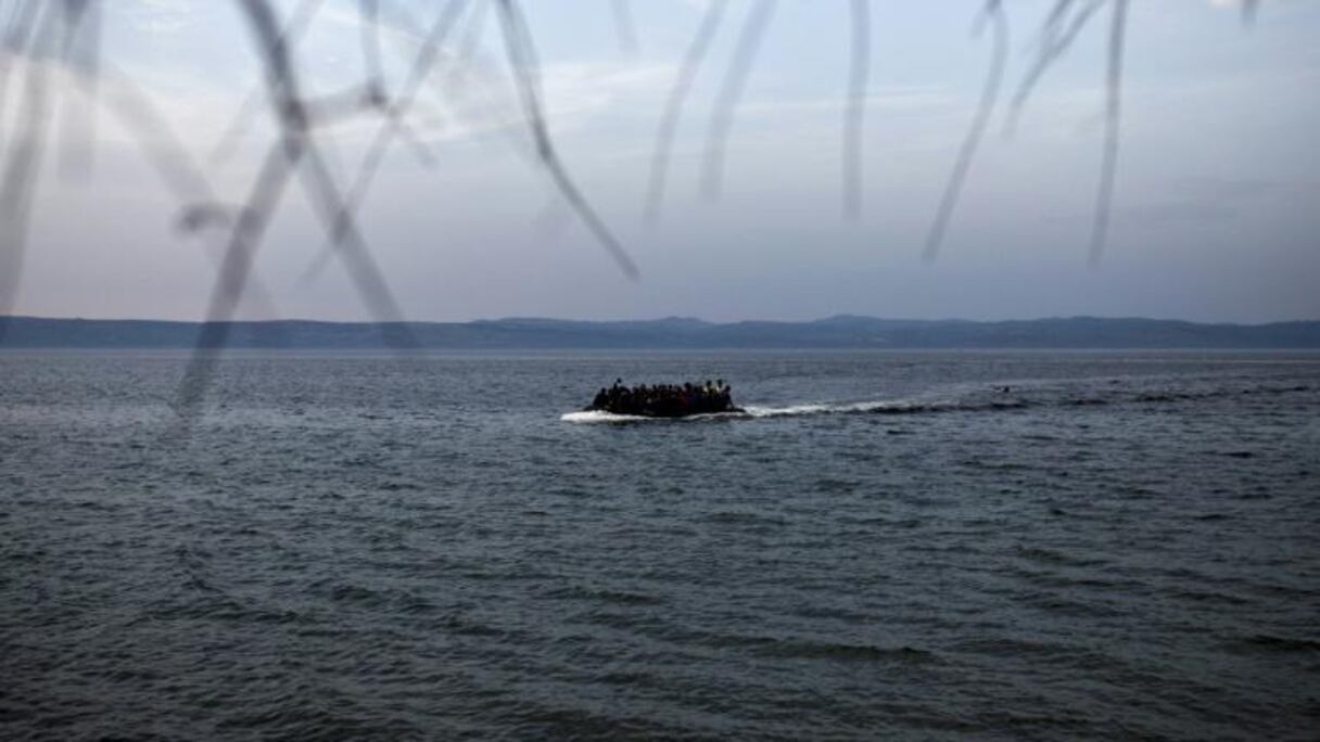 Des migrants arrivent sur les côtes de l'île grecque de Lesbos après avoir traversé la mer Egée depuis la Turquie.
