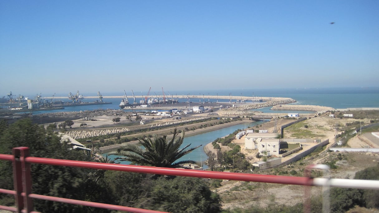 Jorf Lasfar, à 17 km d'El Jadida. Premier et plus grand port minéralier d'Afrique, il fait transiter des produits conventionnels, mais surtout phosphatiers, sa vocation première. Ouvert au commerce international depuis 1982, sa position sur l'océan Atlantique est stratégique. 
