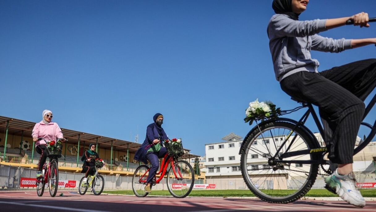 Des Palestiniennes font du vélo au stade Yarmouk de la ville de Gaza, le 28 avril 2021.
