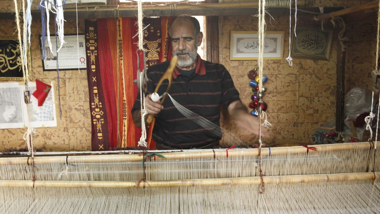 Un des derniers tisserands à la maison de l'artisanat de Casablanca
