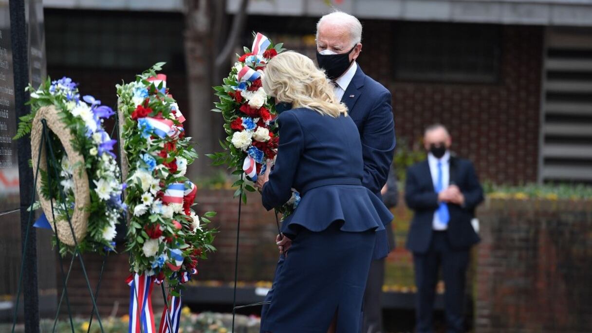 Le président élu Joe Biden et son épouse Jill, déposent une gerbe de fleurs au mémorial de la guerre de Corée, à Philadelphie, lors du Veterans Day, le 11 novembre 2020. 
