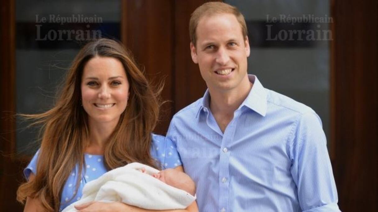 Kate Middleton et le prince William, présentant leur premier enfant, George, né le 22 juillet 2013.
