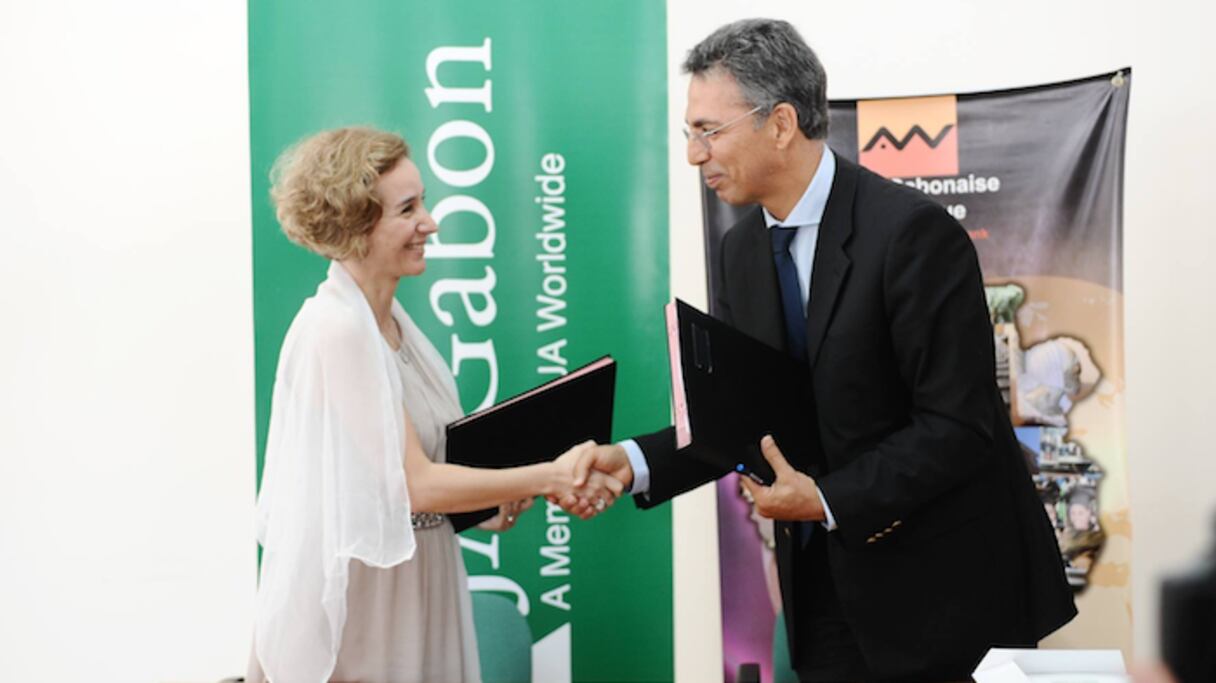 Mme Radia Garrigues, Directrice exécutive de JA Gabon et Abdelaziz Yaaqoubi, Directeur général de l'Union gabonaise des banques (UGB).
