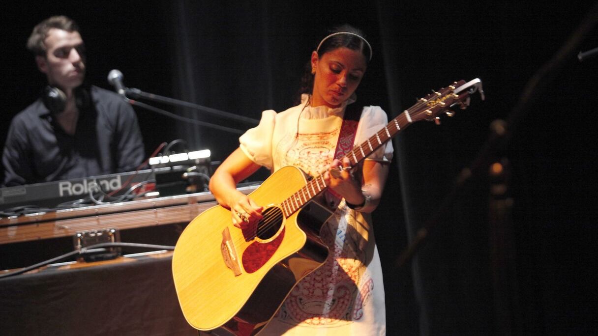 Au chant comme à la guitare, la tunisienne Emel Mathlouthi reste captivante
