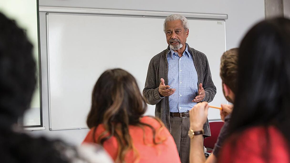 Abdulrazak Gurnah, lauréat du prix Nobel 2021 de littérature, à l'Université du Kent, le 19 mai 2016. Il a pu se forger une carrière de 35 ans enracinée dans le colonialisme et l'immigration, après son arrivée en Grande-Bretagne en tant que réfugié.
