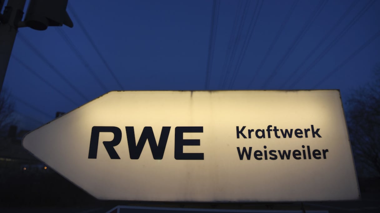 Un panneau indiquant la voie vers une centrale électrique du géant allemand RWE à Weisweiler, dans l'ouest de l'Allemagne.
