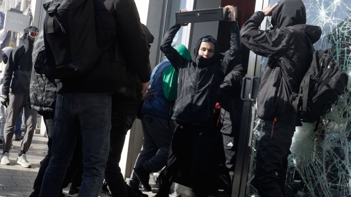 Lors du 18e samedi de mobilisation des Gilets jaunes, de nombreux individus vêtus de noir en ont profité pour vandaliser plusieurs commerces, comme ce magasin Celio sur les Champs-Elysées.
