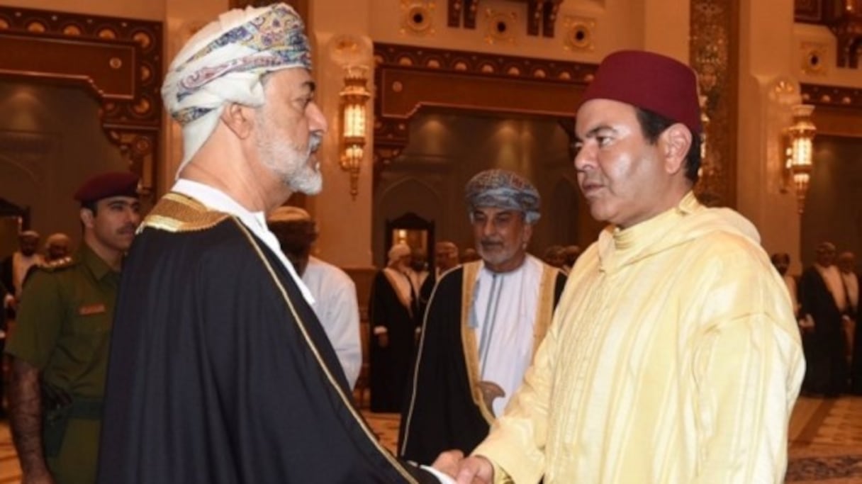 Le prince Moulay Rachid présentant les condoléances du roi Mohammed VI au Sultan Haitham bin Tariq Al Said.
