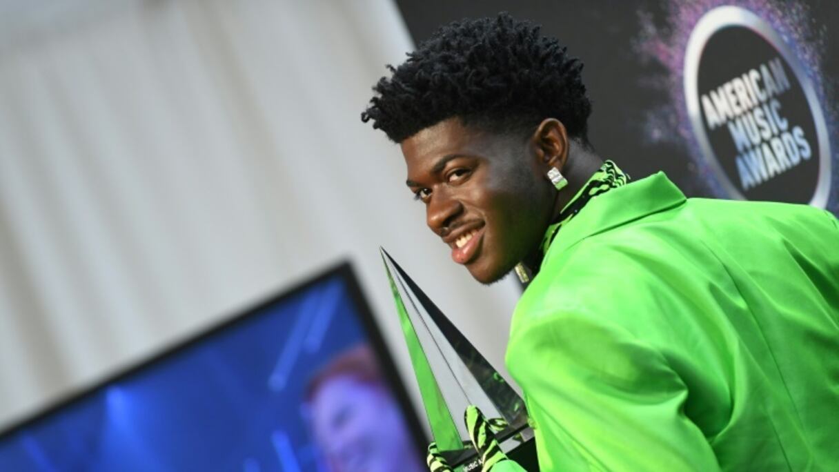 Le chanteur-compositeur américain Lil Nas X pose avec son trophée de la meilleure chanson aux American Music Awards, le 24 novembre 2019 à Los Angeles (Etats-Unis).
