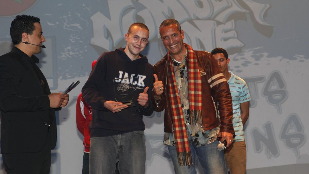 Et le champion des champions de freestyle, le jeune artiste artiste algérien, un félin du Parkour, félicité par Aziz Bouderbala!
