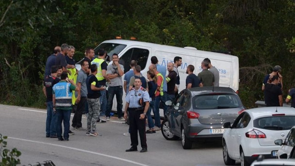 Des membres la police espagnole à Subirat, à côté du véhicule transportant le corps de Younes Abouyaaqoub, le 21 août 2017. 
