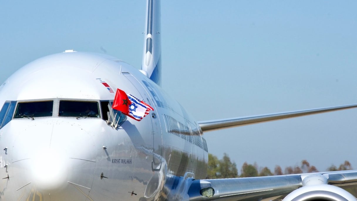 Le Boeing 737-900 affiche les drapeaux du Maroc, des Etats-Unis et d'Israël à son arrivée à Rabat
