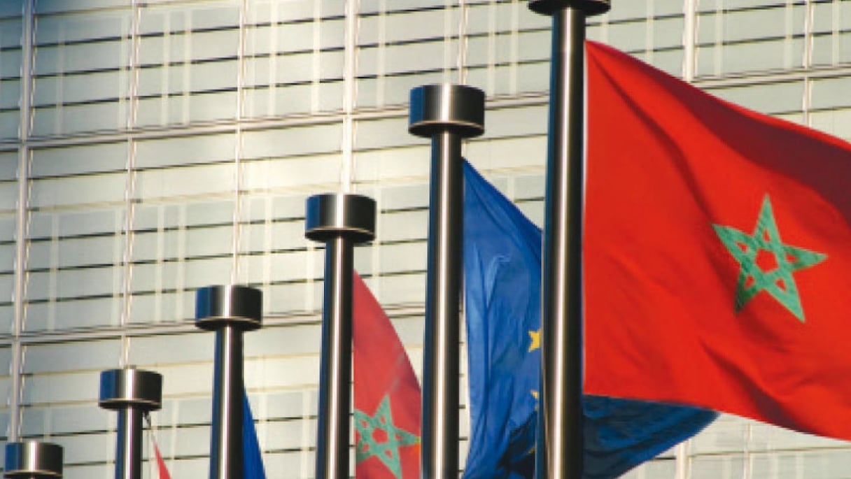 Les drapeaux marocain et européen.
