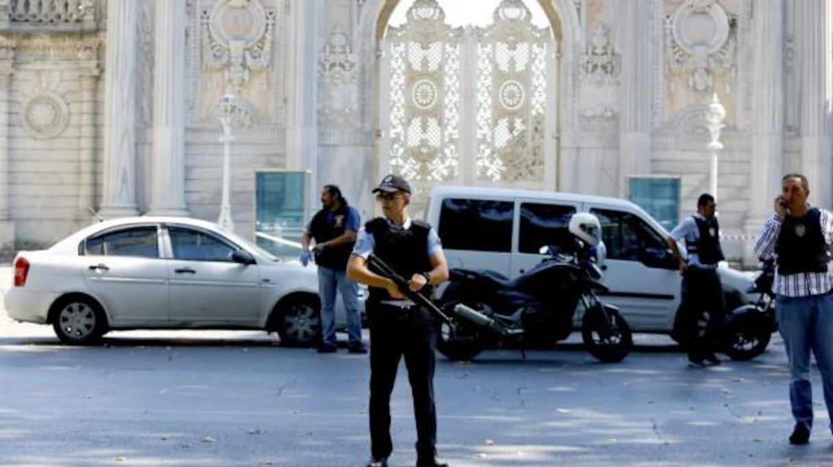 Les forces de sécurité devant les bureaux du Premier ministre à Istanbul.
