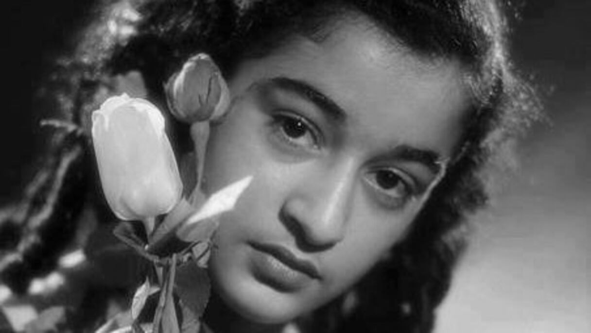 Elle est à peine âgée d'une douzaine d'années lorsque Warda enregistre son premier disque pour Pathé-Marconi
