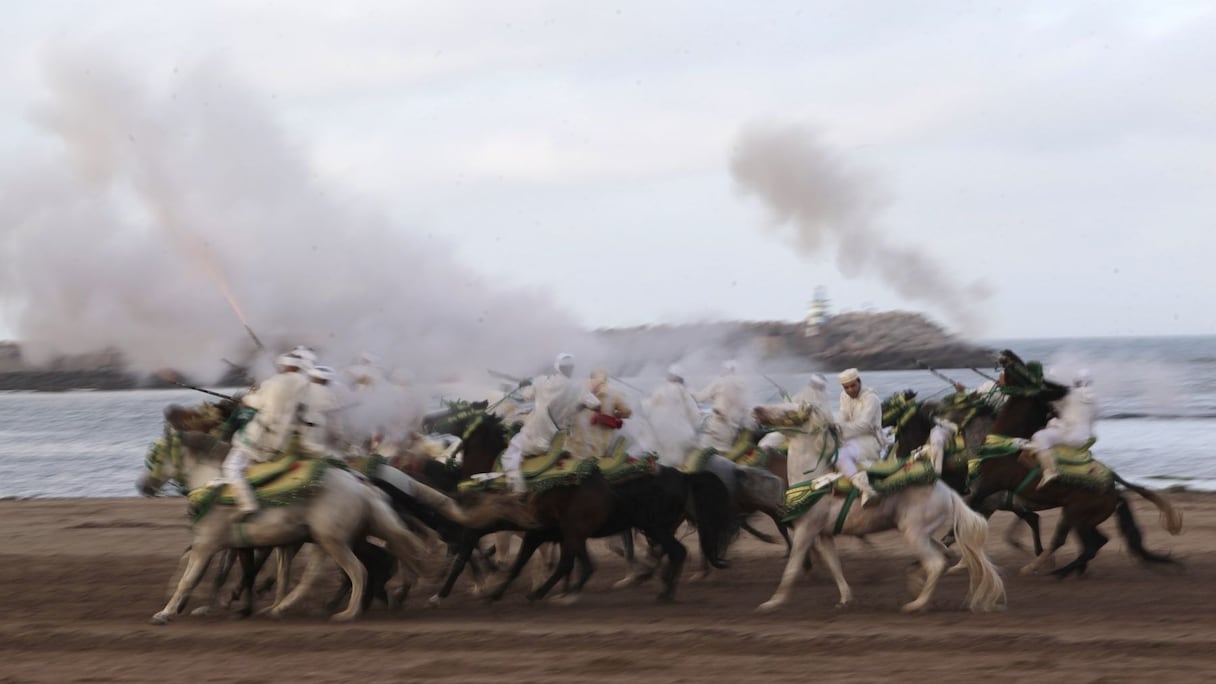 Après le fulgurant instant, saisissant, du galop effréné que chacun suit en retenant son souffle, le moment d'apothéose où les cavaliers tirent à l'unisson et s'enroulent dans un nuage de fumée.
