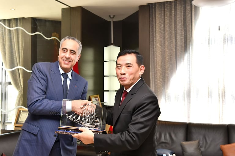 Le Directeur général de la Sûreté nationale et de la Surveillance du Territoire et l’ambassadeur de la République d’Indonésie au Maroc, Yuyu Sutisna.