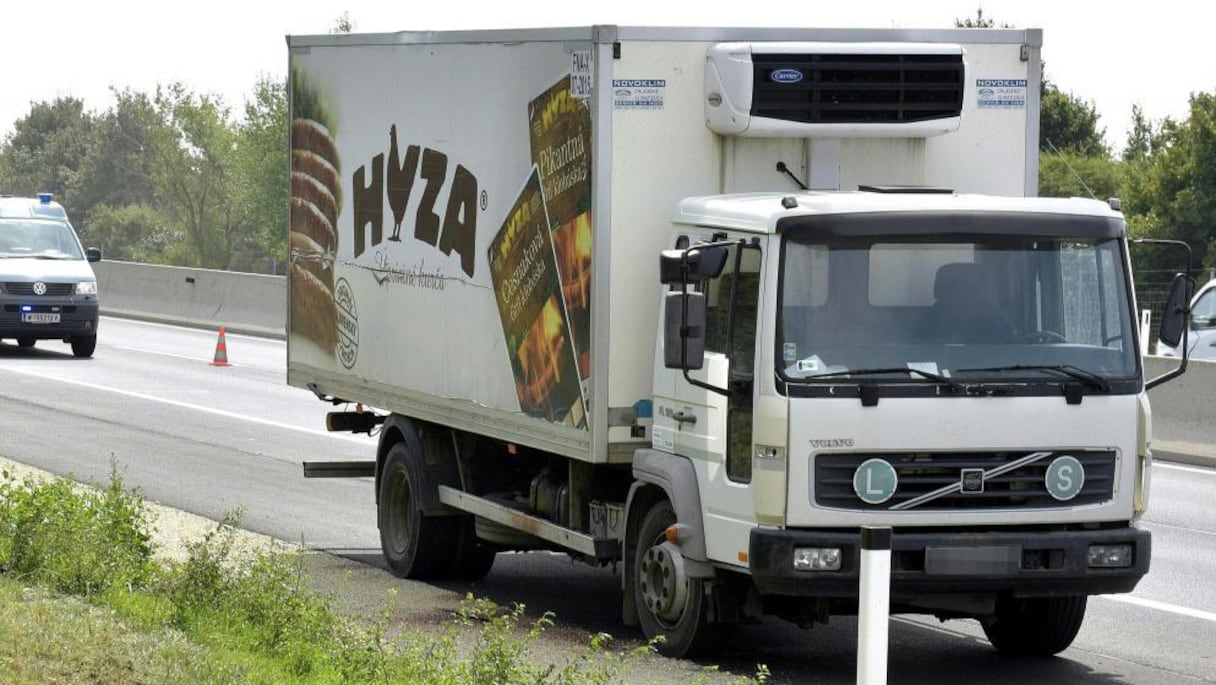 Le camion a été abandonné sur la bande d'arrêt d'urgence d'une autoroute dans lequel des corps en décomposition ont été découverts le 27 août 2015.
