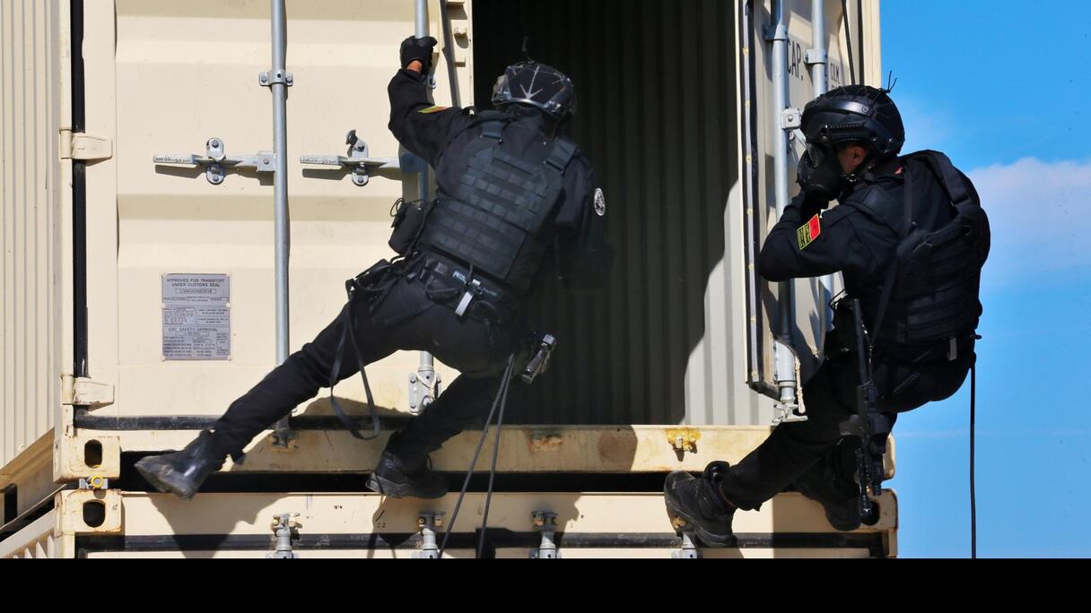 Des éléments du commando des forces spéciales de la Marine Royale lors des entrainements portants sur les interventions tactiques de contrôle et d'inspection, le 21 octobre 2021, à Sidi Kankouch.
