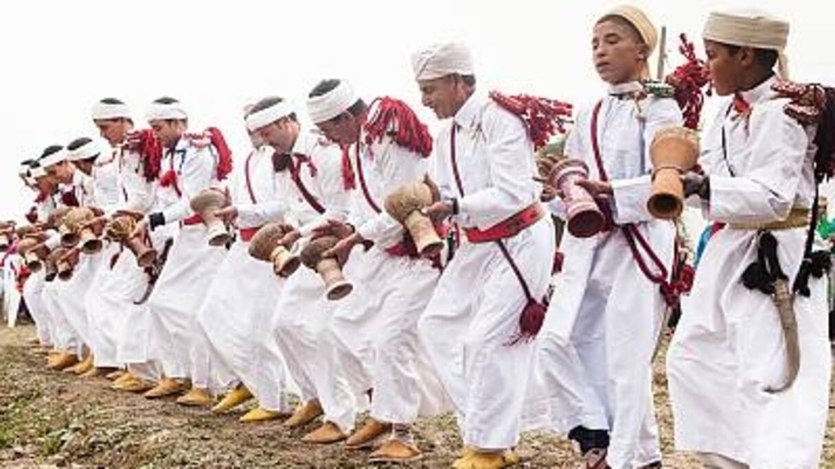 Des Marocains pratiquant la Taskiwin, danse martiale du Haut Atlas occidental. 
