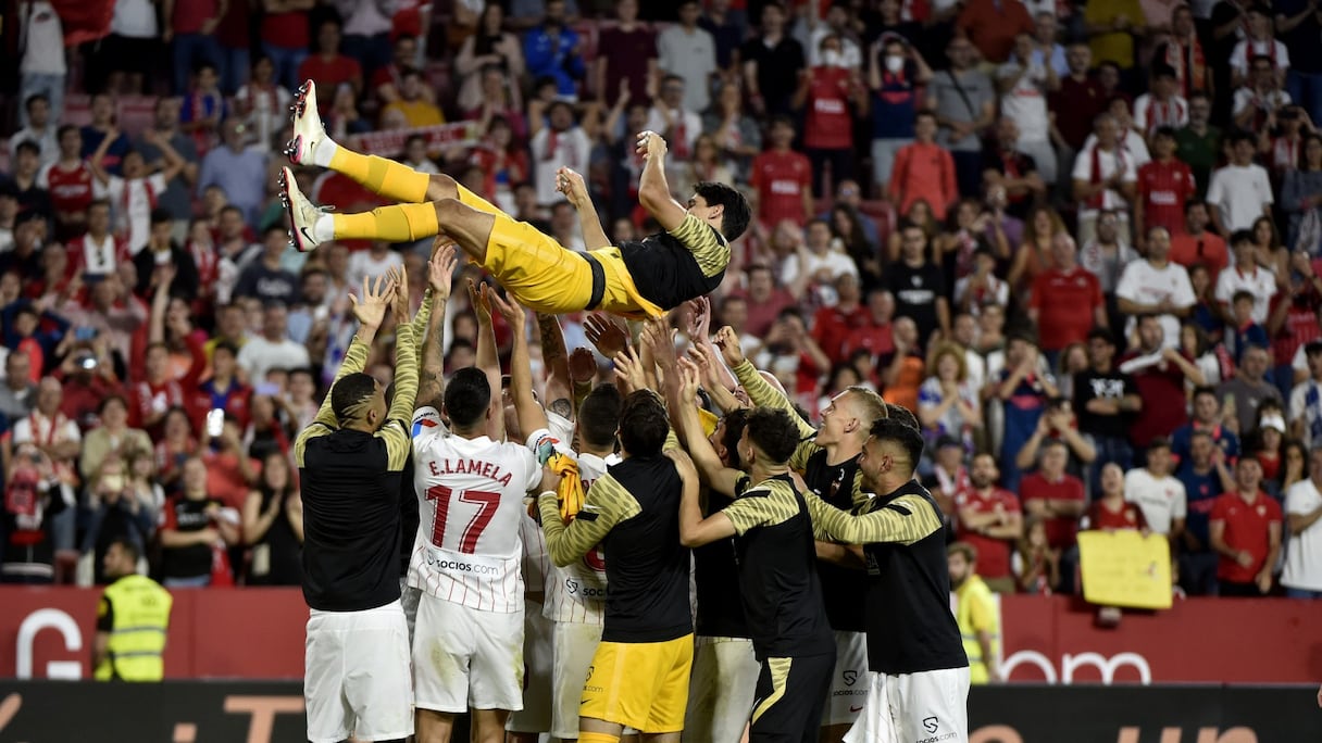 Le gardien marocain du FC Séville, Yassine Bounou, porté en triomphe par ses coéquipiers à la fin du match contre l'Athletic Club Bilbao, après avoir avoir reçu le trophée Zamora du meilleur gardien de la Liga, le 22 mai 2022 à Seville.
