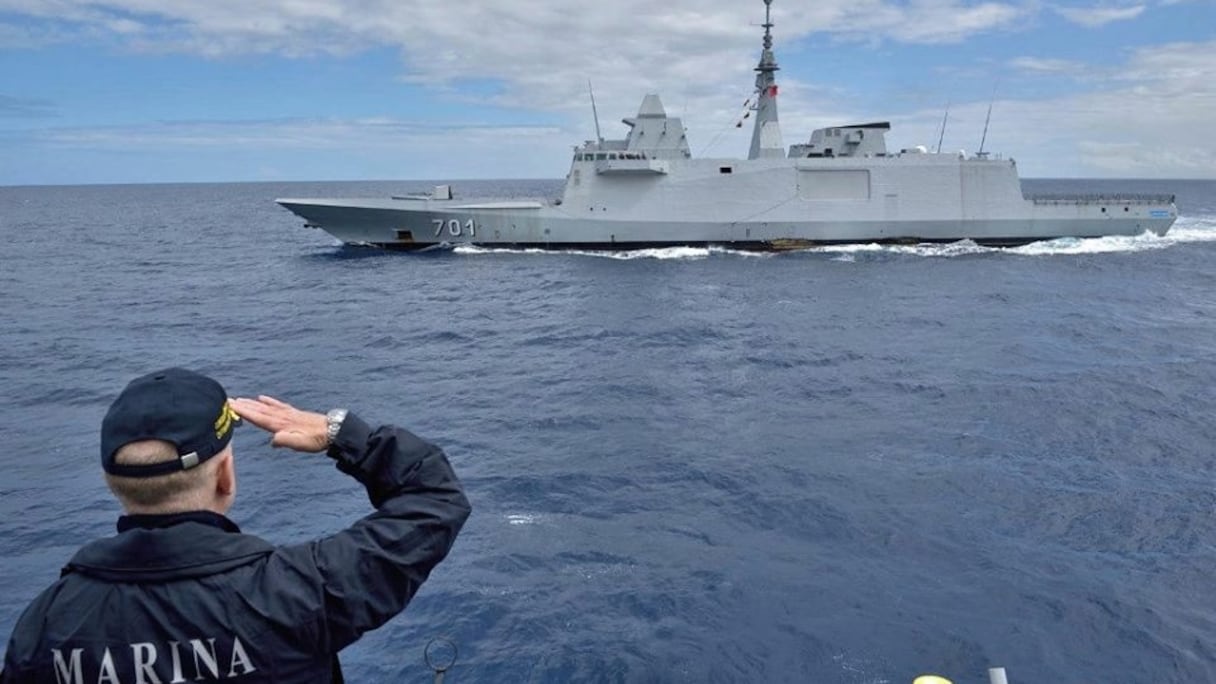 Les frégates ont silloné la mer sous le regard des officiers restés sur terre.
