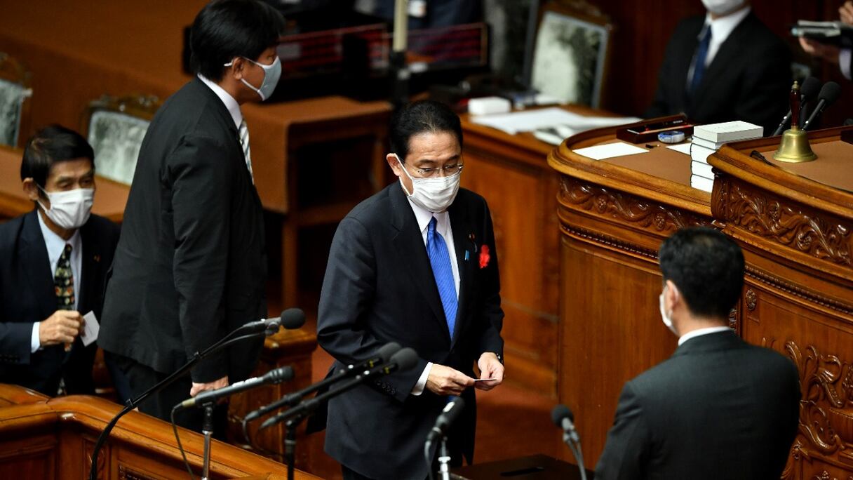 Le chef du Parti libéral-démocrate (LDP) au pouvoir au Japon, Fumio Kishida (deuxième à droite), vote pour l'élection du nouveau Premier ministre à la chambre basse du parlement à Tokyo, le 4 octobre 2021, une élection qui l'a porté à ce poste.
